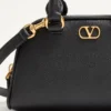 VLogo Signature Mini-Bowlingtasche aus genarbtem Kalbsleder VLogo Signature Mini-Bowlingtasche aus genarbtem Kalbsleder