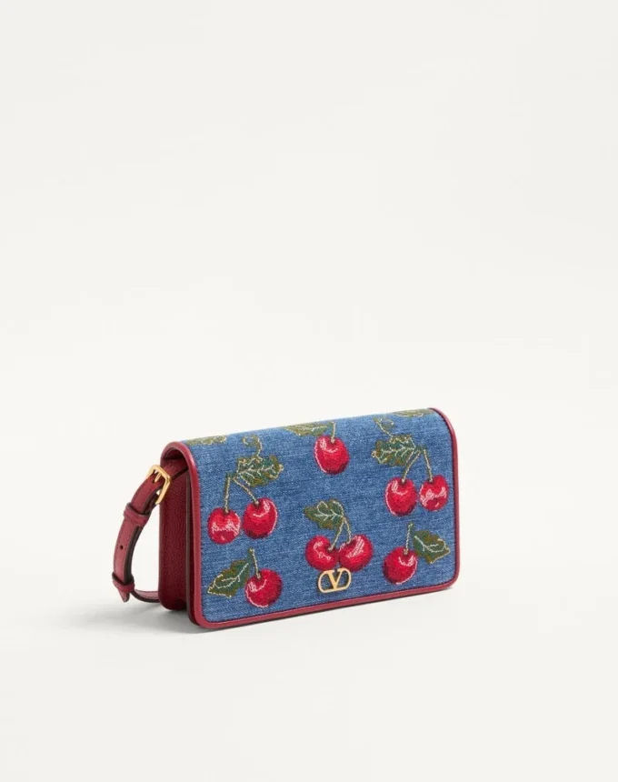 Vlogo Signature Mini-Denim-Umhängetasche mit Cherryfic-Stickerei Vlogo Signature Mini-Denim-Umhängetasche mit Cherryfic-Stickerei