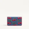 Vlogo Signature Mini-Denim-Umhängetasche mit Cherryfic-Stickerei Vlogo Signature Mini-Denim-Umhängetasche mit Cherryfic-Stickerei