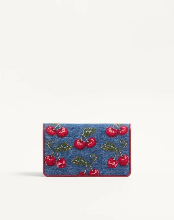 Vlogo Signature Mini-Denim-Umhängetasche mit Cherryfic-Stickerei Vlogo Signature Mini-Denim-Umhängetasche mit Cherryfic-Stickerei