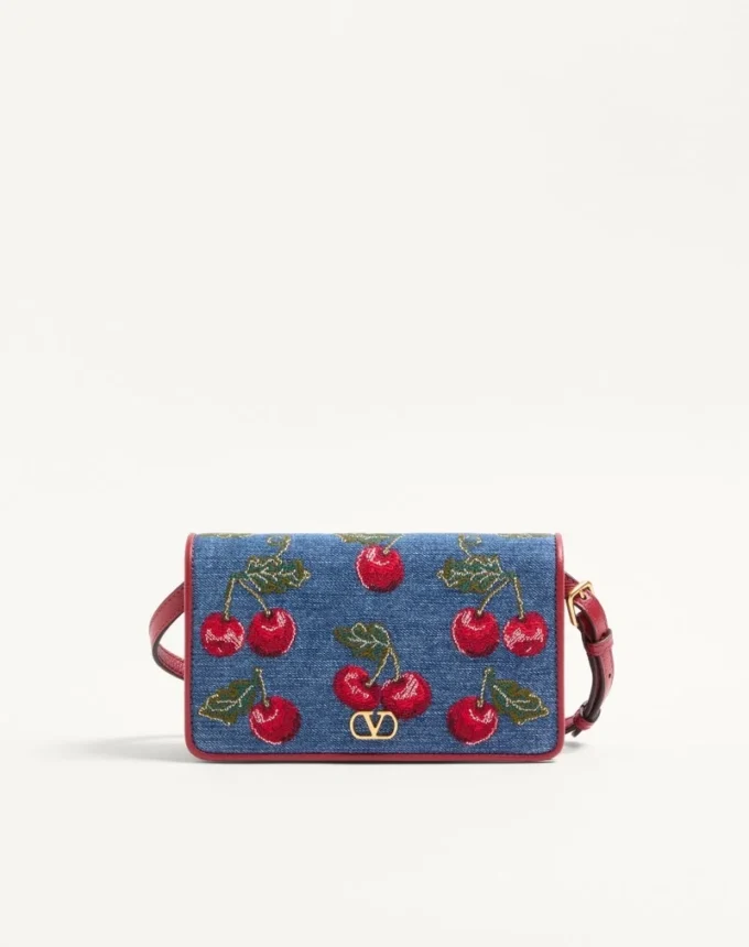 Vlogo Signature Mini-Denim-Umhängetasche mit Cherryfic-Stickerei Vlogo Signature Mini-Denim-Umhängetasche mit Cherryfic-Stickerei