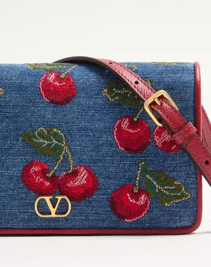 Vlogo Signature Mini-Denim-Umhängetasche mit Cherryfic-Stickerei Vlogo Signature Mini-Denim-Umhängetasche mit Cherryfic-Stickerei