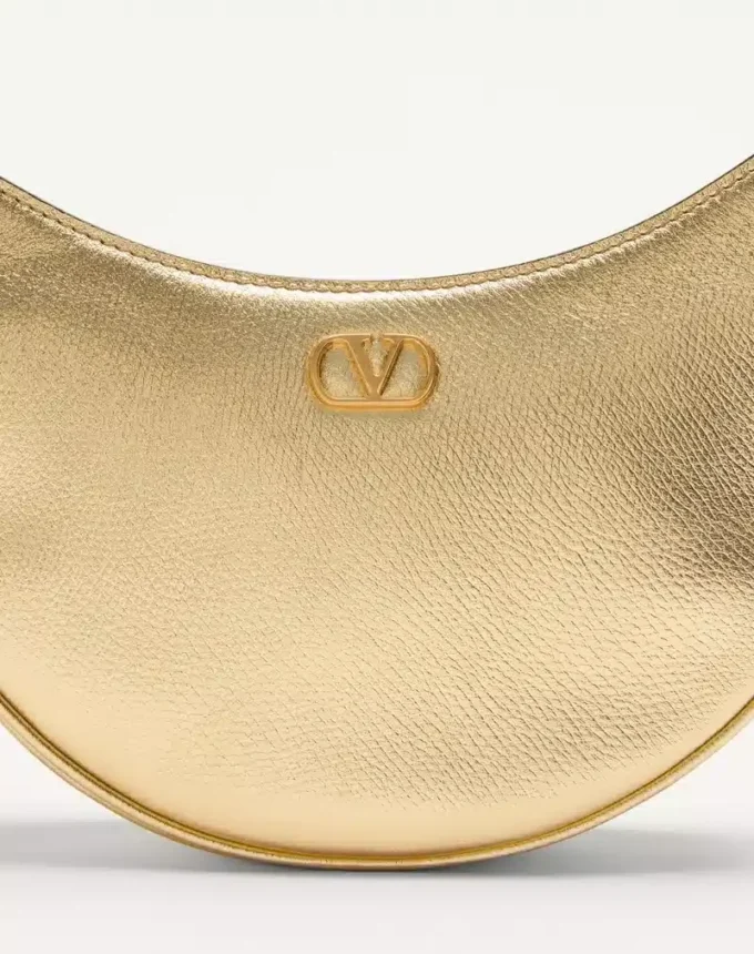 Vlogo Signature Mini-Hobo-Tasche aus laminiertem genarbtem Kalbsleder Vlogo Signature Mini-Hobo-Tasche aus laminiertem genarbtem Kalbsleder