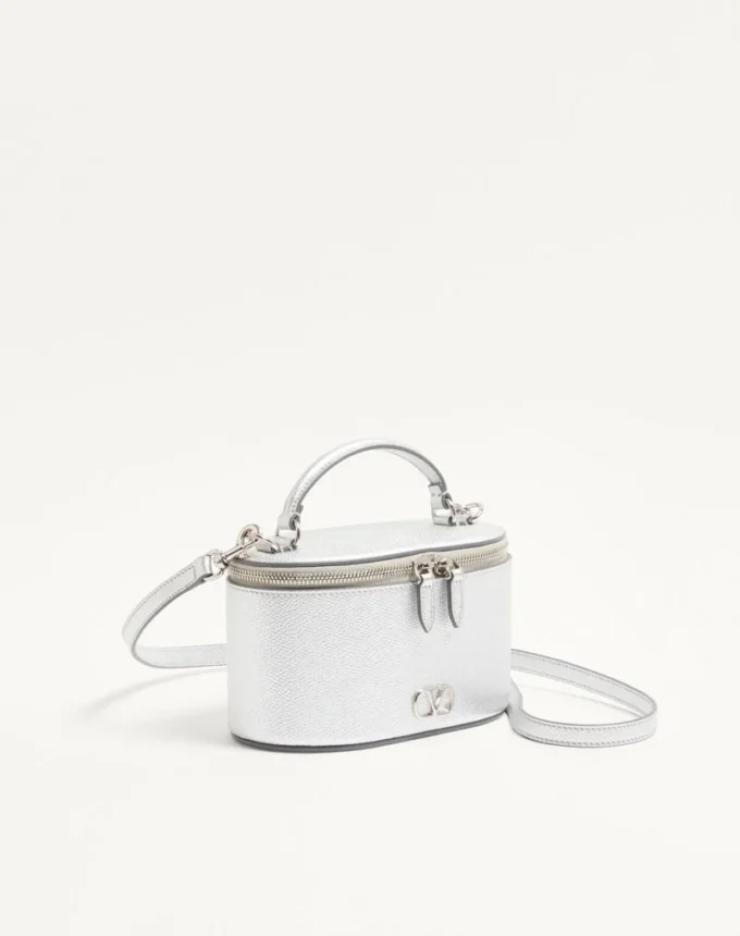 VLogo Signature Mini-Kosmetiktasche aus laminiertem genarbtem Kalbsleder VLogo Signature Mini-Kosmetiktasche aus laminiertem genarbtem Kalbsleder