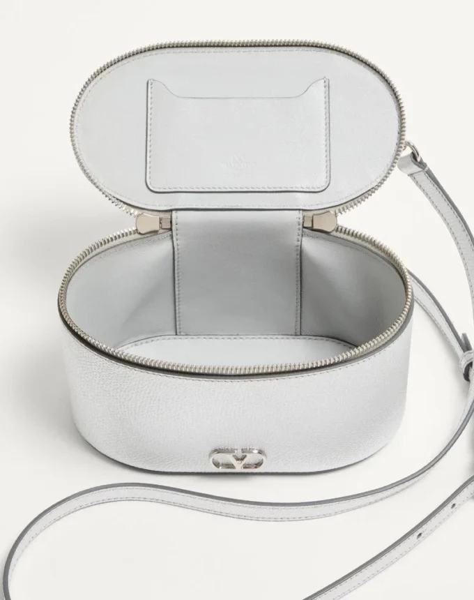 VLogo Signature Mini-Kosmetiktasche aus laminiertem genarbtem Kalbsleder VLogo Signature Mini-Kosmetiktasche aus laminiertem genarbtem Kalbsleder