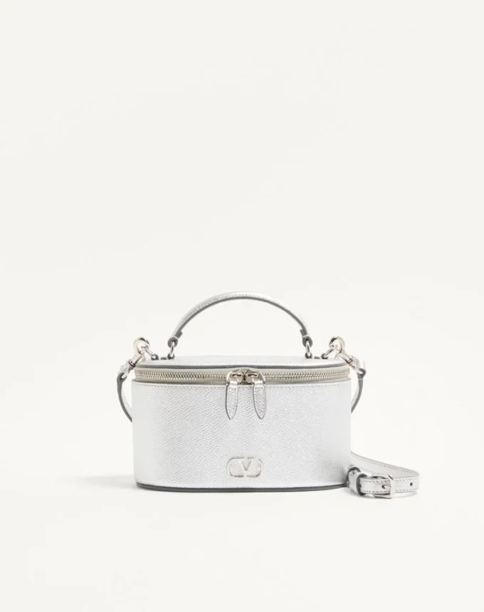 VLogo Signature Mini-Kosmetiktasche aus laminiertem genarbtem Kalbsleder VLogo Signature Mini-Kosmetiktasche aus laminiertem genarbtem Kalbsleder