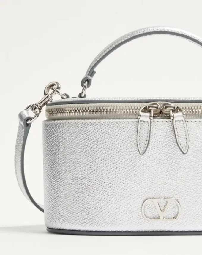 VLogo Signature Mini-Kosmetiktasche aus laminiertem genarbtem Kalbsleder VLogo Signature Mini-Kosmetiktasche aus laminiertem genarbtem Kalbsleder