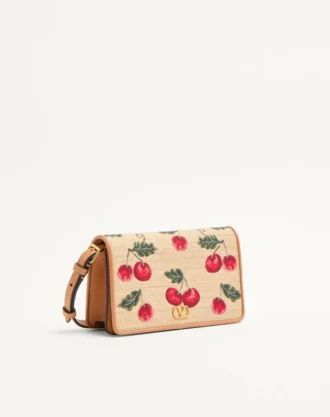 Vlogo Signature Mini-Umhängetasche aus Jacquard-Raffia mit Cherryfic-Muster Vlogo Signature Mini-Umhängetasche aus Jacquard-Raffia mit Cherryfic-Muster