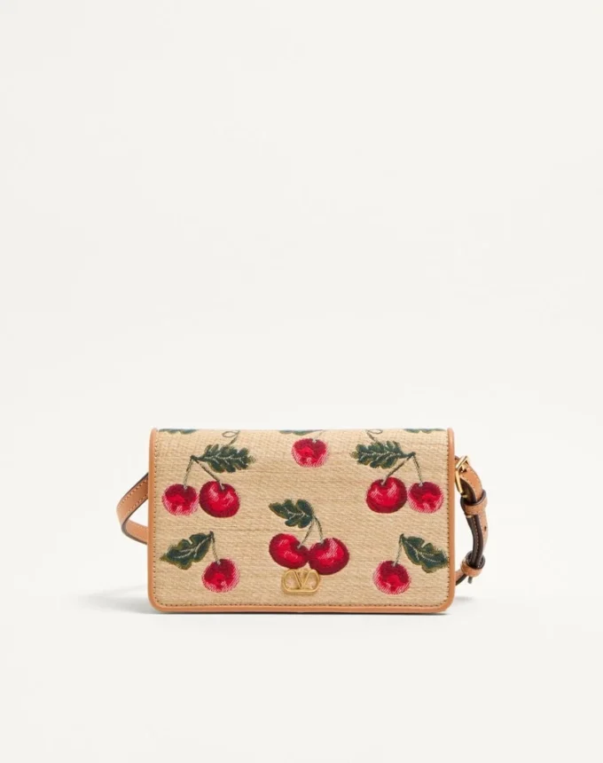 Vlogo Signature Mini-Umhängetasche aus Jacquard-Raffia mit Cherryfic-Muster Vlogo Signature Mini-Umhängetasche aus Jacquard-Raffia mit Cherryfic-Muster