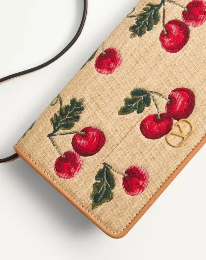 Vlogo Signature Mini-Umhängetasche aus Jacquard-Raffia mit Cherryfic-Muster Vlogo Signature Mini-Umhängetasche aus Jacquard-Raffia mit Cherryfic-Muster