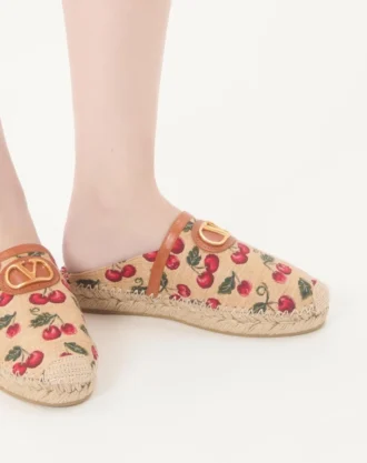 Vlogo Signature Mule mit Cherryfic-Motiv 25 mm Vlogo Signature Mule mit Cherryfic-Motiv 25 mm