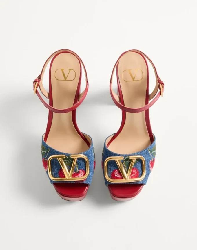 Vlogo Signature Plateau-Denim-Sandale mit Cherryfic-Stickerei 115 mm Vlogo Signature Plateau-Denim-Sandale mit Cherryfic-Stickerei 115 mm