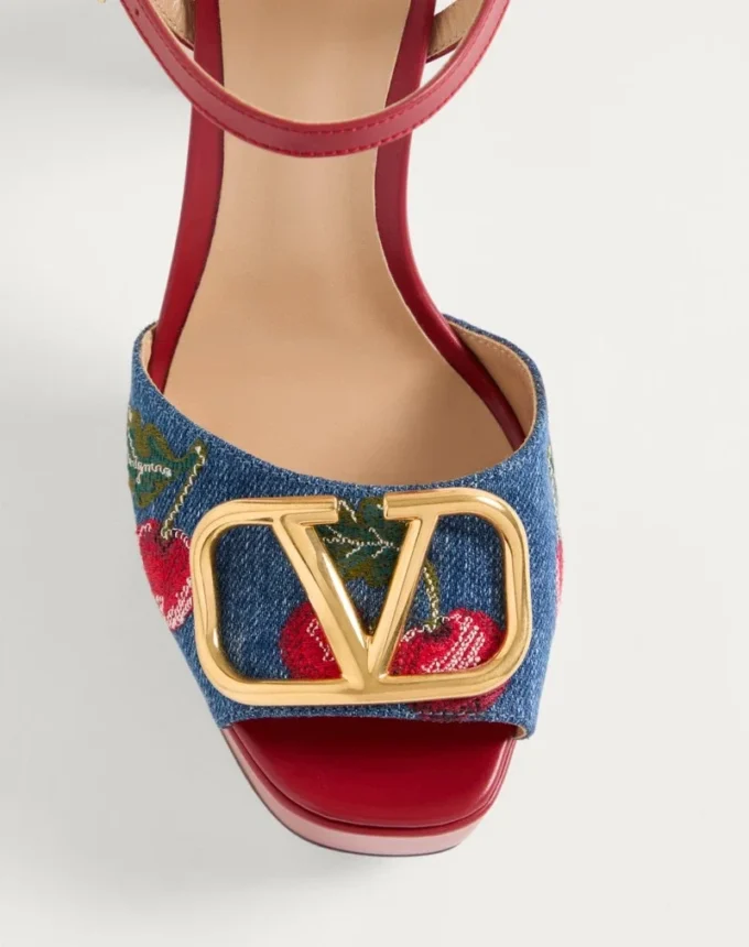 Vlogo Signature Plateau-Denim-Sandale mit Cherryfic-Stickerei 115 mm Vlogo Signature Plateau-Denim-Sandale mit Cherryfic-Stickerei 115 mm