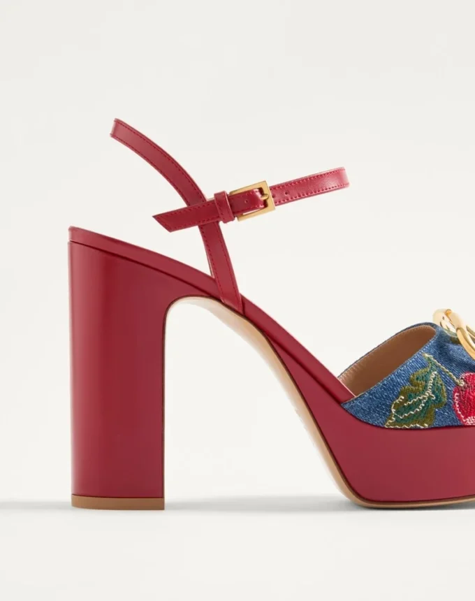 Vlogo Signature Plateau-Denim-Sandale mit Cherryfic-Stickerei 115 mm Vlogo Signature Plateau-Denim-Sandale mit Cherryfic-Stickerei 115 mm