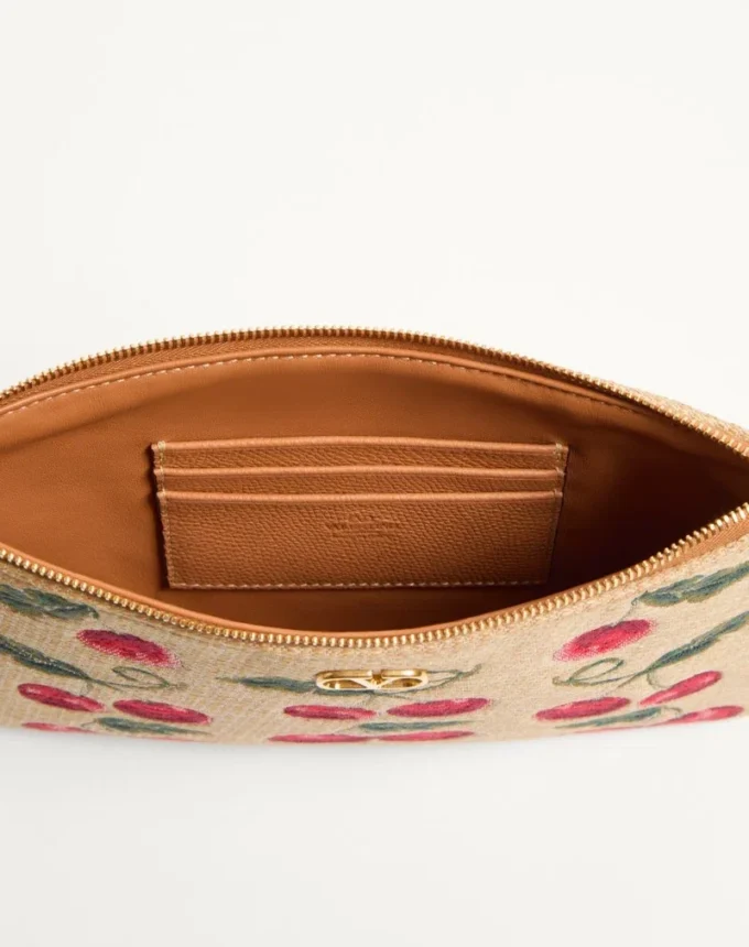 Vlogo Signature Pouch aus Jacquard-Raffia mit Cherryfic-Muster Vlogo Signature Pouch aus Jacquard-Raffia mit Cherryfic-Muster