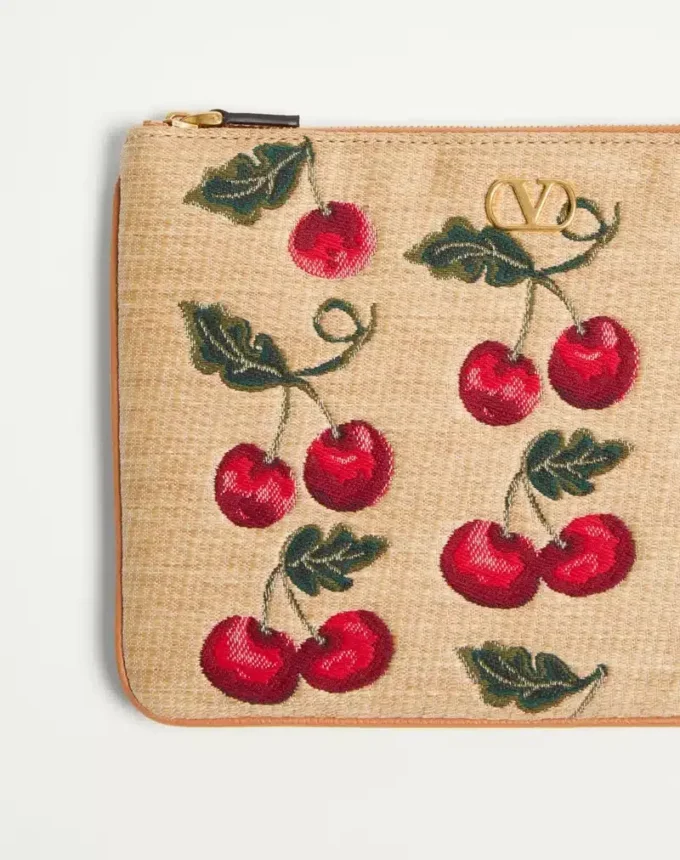 Vlogo Signature Pouch aus Jacquard-Raffia mit Cherryfic-Muster Vlogo Signature Pouch aus Jacquard-Raffia mit Cherryfic-Muster