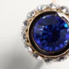 Vlogo Signature Ring aus Metall, Emaille und Kristallen