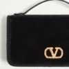 Vlogo Signature Samt-Kettengeldbörse mit Juwelenlogo Vlogo Signature Samt-Kettengeldbörse mit Juwelenlogo