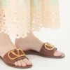 Vlogo Signature Slide Sandal aus genarbtem Rindsleder mit Accessoire Vlogo Signature Slide Sandal aus genarbtem Rindsleder mit Accessoire