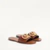 Vlogo Signature Slide Sandal aus genarbtem Rindsleder mit Accessoire Vlogo Signature Slide Sandal aus genarbtem Rindsleder mit Accessoire