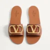 Vlogo Signature Slide Sandal aus genarbtem Rindsleder mit Accessoire Vlogo Signature Slide Sandal aus genarbtem Rindsleder mit Accessoire