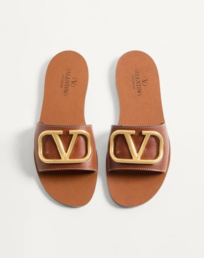 Vlogo Signature Slide Sandal aus genarbtem Rindsleder mit Accessoire Vlogo Signature Slide Sandal aus genarbtem Rindsleder mit Accessoire