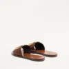 Vlogo Signature Slide Sandal aus genarbtem Rindsleder mit Accessoire Vlogo Signature Slide Sandal aus genarbtem Rindsleder mit Accessoire