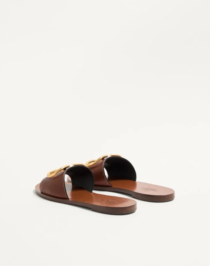 Vlogo Signature Slide Sandal aus genarbtem Rindsleder mit Accessoire Vlogo Signature Slide Sandal aus genarbtem Rindsleder mit Accessoire