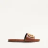 Vlogo Signature Slide Sandal aus genarbtem Rindsleder mit Accessoire Vlogo Signature Slide Sandal aus genarbtem Rindsleder mit Accessoire