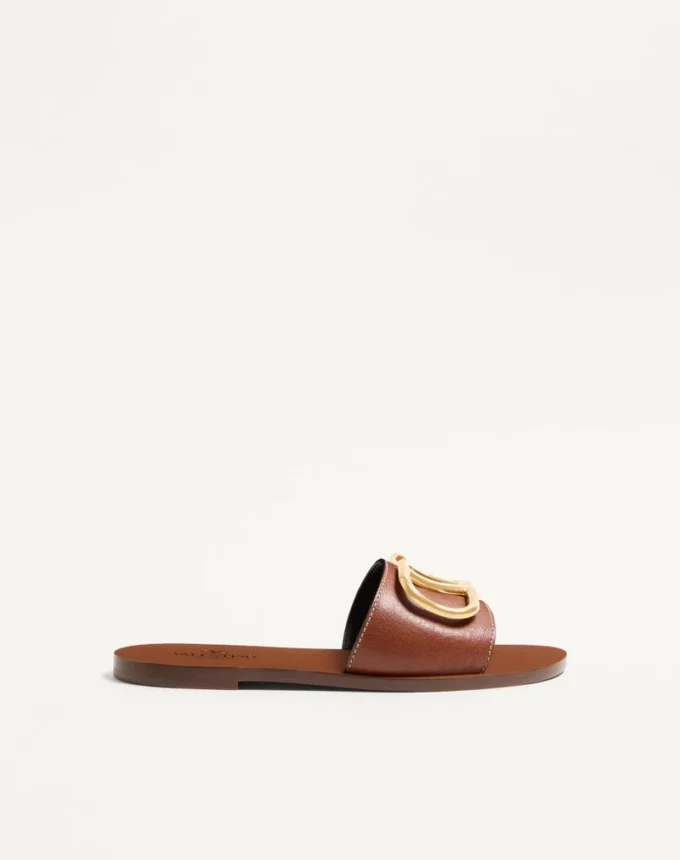 Vlogo Signature Slide Sandal aus genarbtem Rindsleder mit Accessoire Vlogo Signature Slide Sandal aus genarbtem Rindsleder mit Accessoire