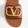 Vlogo Signature Slide Sandal aus genarbtem Rindsleder mit Accessoire Vlogo Signature Slide Sandal aus genarbtem Rindsleder mit Accessoire