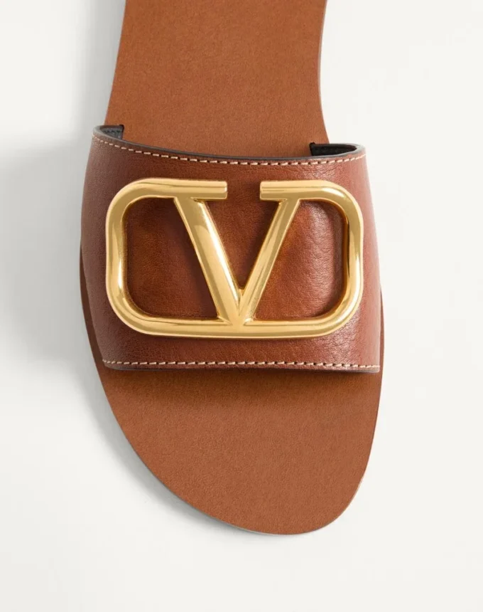 Vlogo Signature Slide Sandal aus genarbtem Rindsleder mit Accessoire Vlogo Signature Slide Sandal aus genarbtem Rindsleder mit Accessoire