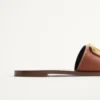 Vlogo Signature Slide Sandal aus genarbtem Rindsleder mit Accessoire Vlogo Signature Slide Sandal aus genarbtem Rindsleder mit Accessoire