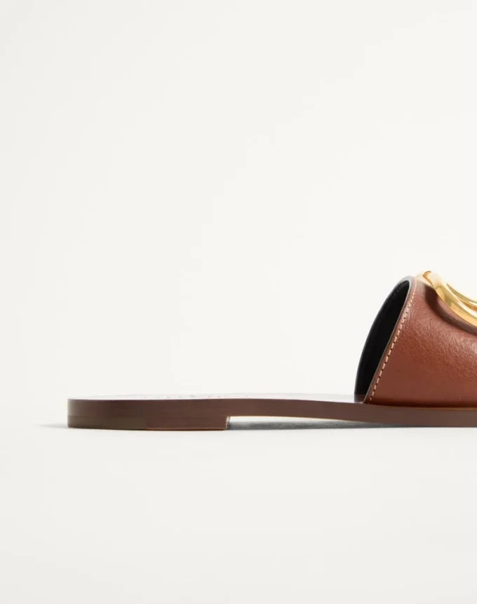 Vlogo Signature Slide Sandal aus genarbtem Rindsleder mit Accessoire Vlogo Signature Slide Sandal aus genarbtem Rindsleder mit Accessoire