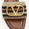 Vlogo Signature Slide Sandal mit Häkelstickerei Vlogo Signature Slide Sandal mit Häkelstickerei