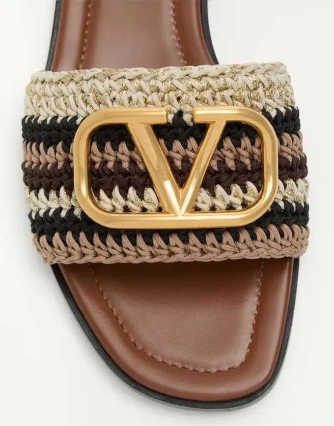 Vlogo Signature Slide Sandal mit Häkelstickerei Vlogo Signature Slide Sandal mit Häkelstickerei