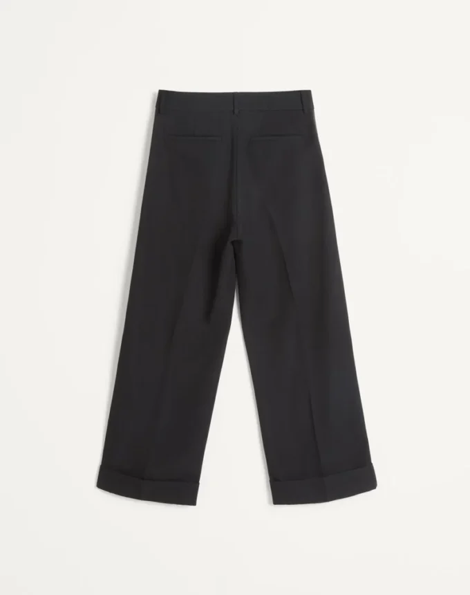 Wollhose mit Umschlag und seitlichen Satinbändern Wollhose mit Umschlag und seitlichen Satinbändern