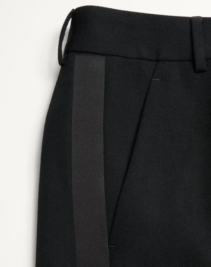 Wollhose mit Umschlag und seitlichen Satinbändern Wollhose mit Umschlag und seitlichen Satinbändern