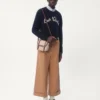 Wollpullover mit Rundhalsausschnitt und Chez Valentino-Stickerei Wollpullover mit Rundhalsausschnitt und Chez Valentino-Stickerei