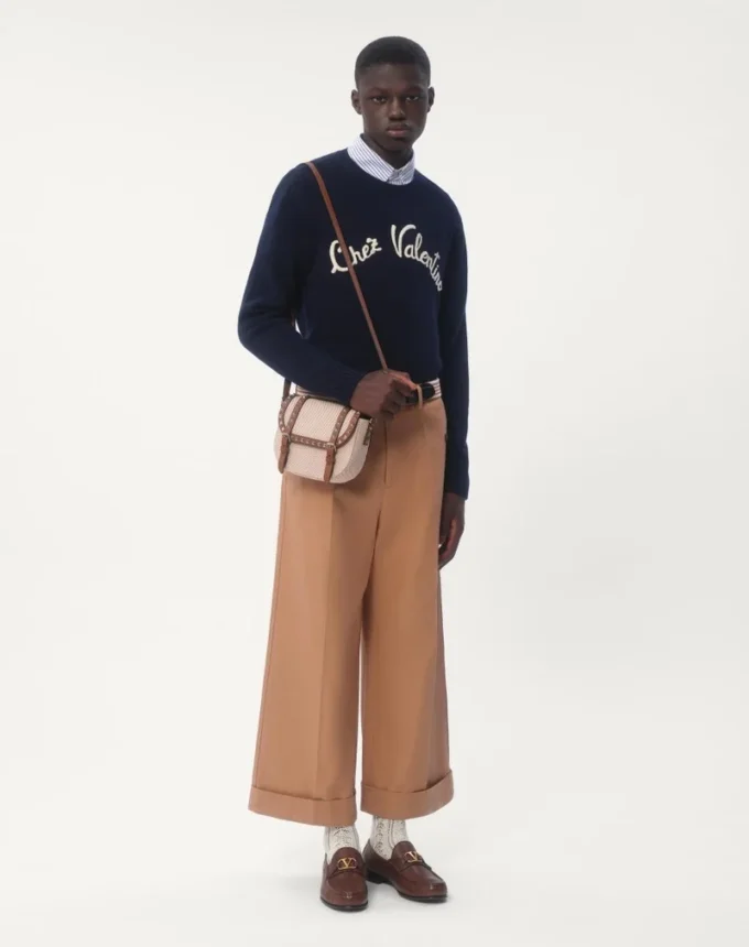 Wollpullover mit Rundhalsausschnitt und Chez Valentino-Stickerei Wollpullover mit Rundhalsausschnitt und Chez Valentino-Stickerei