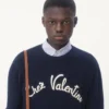 Wollpullover mit Rundhalsausschnitt und Chez Valentino-Stickerei Wollpullover mit Rundhalsausschnitt und Chez Valentino-Stickerei