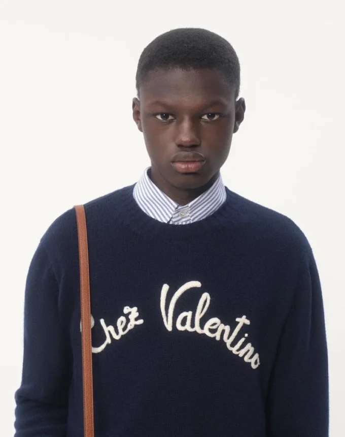 Wollpullover mit Rundhalsausschnitt und Chez Valentino-Stickerei Wollpullover mit Rundhalsausschnitt und Chez Valentino-Stickerei