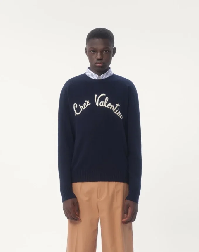 Wollpullover mit Rundhalsausschnitt und Chez Valentino-Stickerei Wollpullover mit Rundhalsausschnitt und Chez Valentino-Stickerei