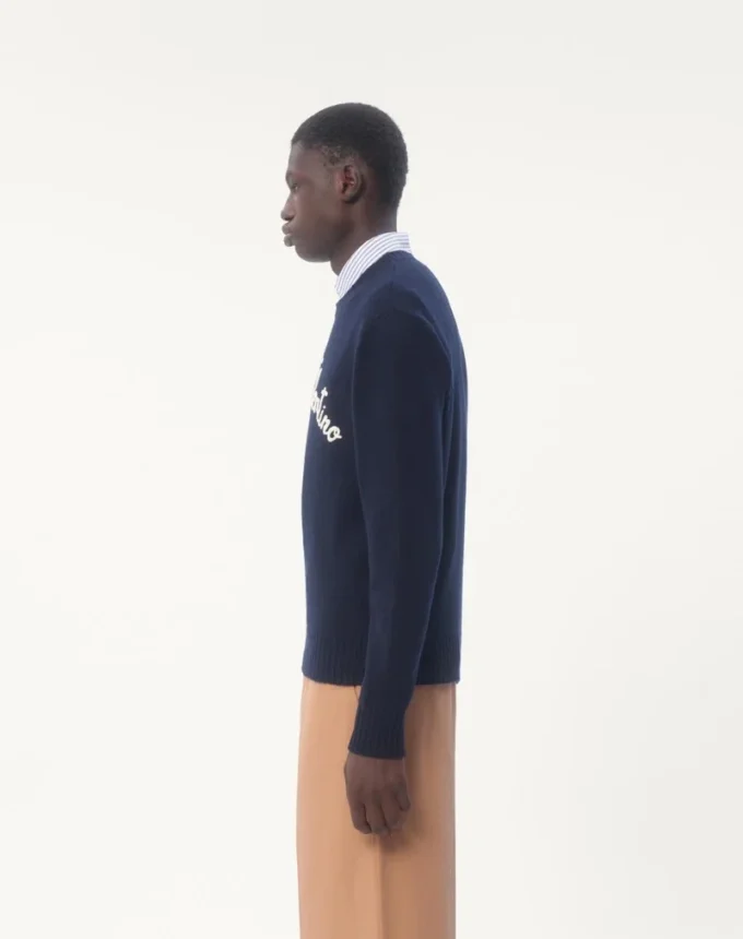Wollpullover mit Rundhalsausschnitt und Chez Valentino-Stickerei Wollpullover mit Rundhalsausschnitt und Chez Valentino-Stickerei