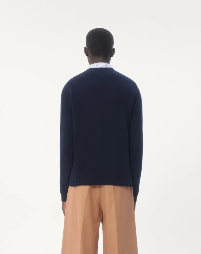 Wollpullover mit Rundhalsausschnitt und Chez Valentino-Stickerei Wollpullover mit Rundhalsausschnitt und Chez Valentino-Stickerei