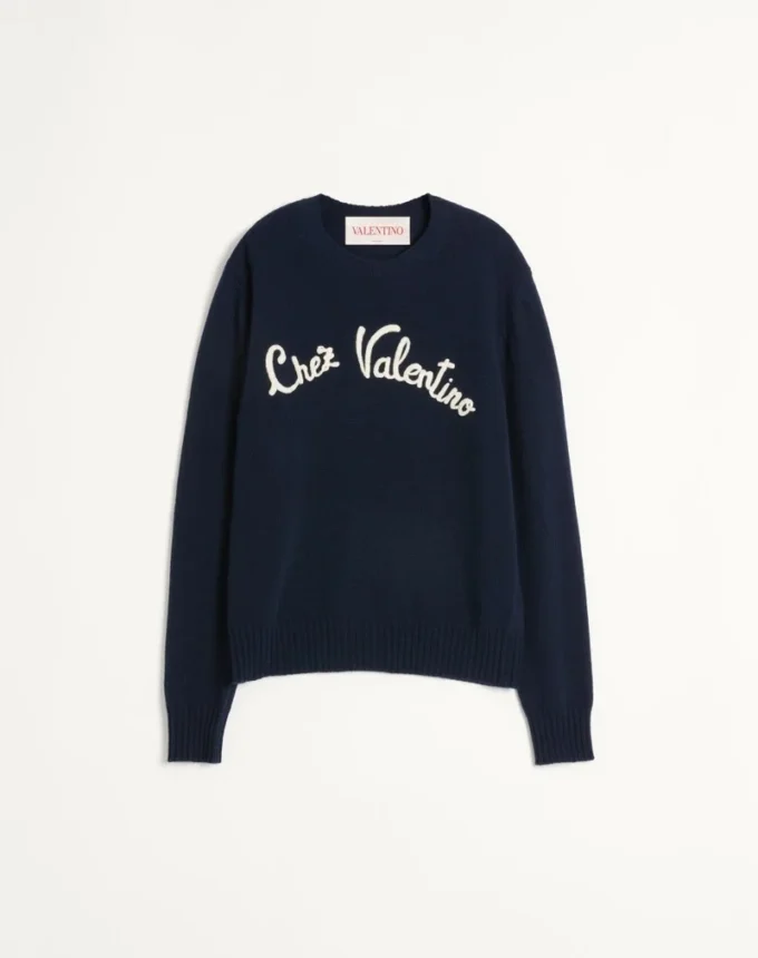 Wollpullover mit Rundhalsausschnitt und Chez Valentino-Stickerei Wollpullover mit Rundhalsausschnitt und Chez Valentino-Stickerei