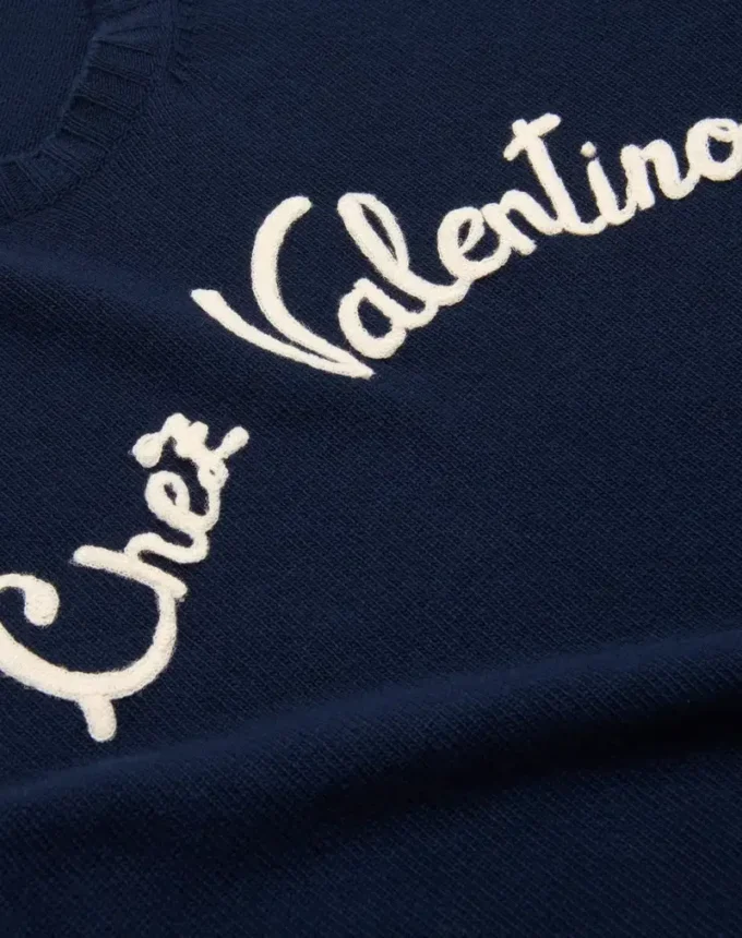 Wollpullover mit Rundhalsausschnitt und Chez Valentino-Stickerei Wollpullover mit Rundhalsausschnitt und Chez Valentino-Stickerei